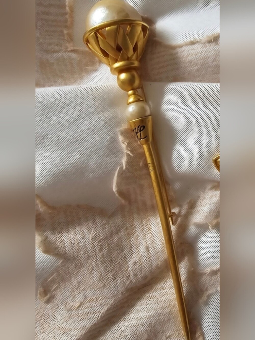 Karl LAGERFELD 1990s Pearl STICK Pin Brooch GOLDTONE